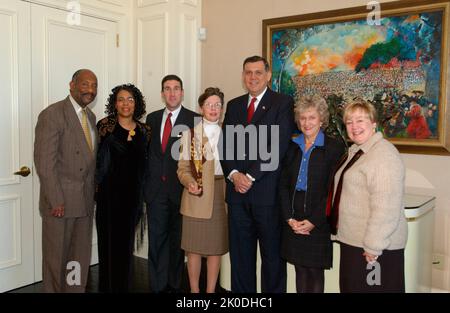 Sekretär Mel Martinez mit Memphis, Tennessee Business Leaders. Sekretär Mel Martinez mit Memphis, Tennessee Business Leaders Subject, Sekretär Mel Martinez in Memphis, Tennessee mit Memphis Business Leaders - Foto zum Nachdruck ausgewählt. Stockfoto