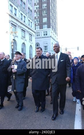 Minister Mel Martinez in Memphis, Tennessee. Sekretär Mel Martinez in Memphis, Tennessee Thema, Besuch von Sekretär Mel Martinez in Memphis, Tennessee zu Veranstaltungen zu Ehren von Martin Luther King, Jr. Geburtstag, einschließlich der Ankündigung einer neuen HUD-Initiative, die die wirtschaftliche Entwicklung und den Beschäftigungszuwachs in der Stadt durch öffentlich-private Partnerschaften ankurbeln soll. Stockfoto