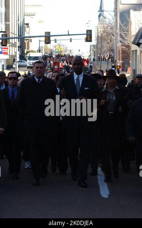 Minister Mel Martinez in Memphis, Tennessee. Sekretär Mel Martinez in Memphis, Tennessee Thema, Besuch von Sekretär Mel Martinez in Memphis, Tennessee zu Veranstaltungen zu Ehren von Martin Luther King, Jr. Geburtstag, einschließlich der Ankündigung einer neuen HUD-Initiative, die die wirtschaftliche Entwicklung und den Beschäftigungszuwachs in der Stadt durch öffentlich-private Partnerschaften ankurbeln soll. Stockfoto