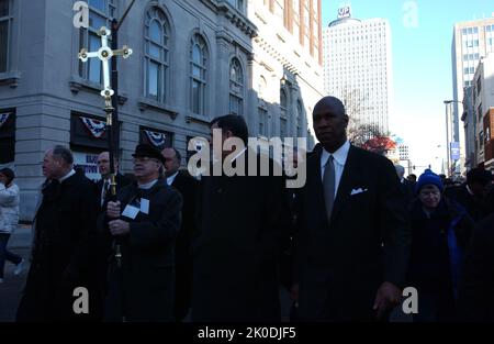 Minister Mel Martinez in Memphis, Tennessee. Sekretär Mel Martinez in Memphis, Tennessee Thema, Besuch von Sekretär Mel Martinez in Memphis, Tennessee zu Veranstaltungen zu Ehren von Martin Luther King, Jr. Geburtstag, einschließlich der Ankündigung einer neuen HUD-Initiative, die die wirtschaftliche Entwicklung und den Beschäftigungszuwachs in der Stadt durch öffentlich-private Partnerschaften ankurbeln soll. Stockfoto