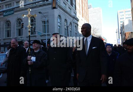 Minister Mel Martinez in Memphis, Tennessee. Sekretär Mel Martinez in Memphis, Tennessee Thema, Besuch von Sekretär Mel Martinez in Memphis, Tennessee zu Veranstaltungen zu Ehren von Martin Luther King, Jr. Geburtstag, einschließlich der Ankündigung einer neuen HUD-Initiative, die die wirtschaftliche Entwicklung und den Beschäftigungszuwachs in der Stadt durch öffentlich-private Partnerschaften ankurbeln soll. Stockfoto