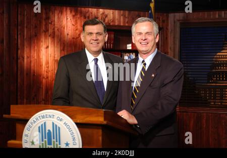 Minister Mel Martinez in Memphis, Tennessee. Sekretär Mel Martinez in Memphis, Tennessee Thema, Besuch von Sekretär Mel Martinez in Memphis, Tennessee zu Veranstaltungen zu Ehren von Martin Luther King, Jr. Geburtstag, einschließlich der Ankündigung einer neuen HUD-Initiative, die die wirtschaftliche Entwicklung und den Beschäftigungszuwachs in der Stadt durch öffentlich-private Partnerschaften ankurbeln soll. Stockfoto