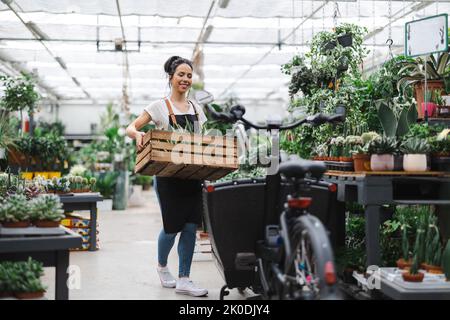 Frau, die in einem Gartencenter arbeitet Stockfoto