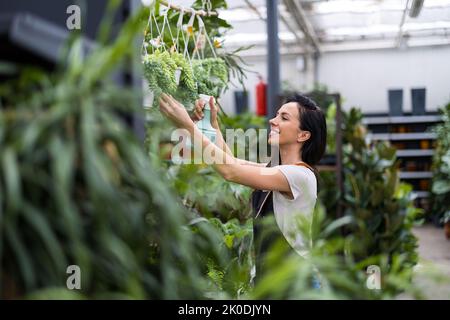 Frau, die in einem Gartencenter arbeitet Stockfoto