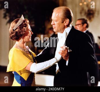 Foto von Präsident Gerald Ford, der mit Königin Elizabeth II. Während eines Staatsessens tanzte, das zu ihren Ehren am 7.. Juli 1976 stattfand Stockfoto