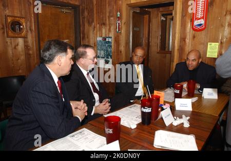 Minister Mel Martinez in Memphis, Tennessee. Sekretär Mel Martinez in Memphis, Tennessee Thema, Besuch von Sekretär Mel Martinez in Memphis, Tennessee zu Veranstaltungen zu Ehren von Martin Luther King, Jr. Geburtstag, einschließlich der Ankündigung einer neuen HUD-Initiative, die die wirtschaftliche Entwicklung und den Beschäftigungszuwachs in der Stadt durch öffentlich-private Partnerschaften ankurbeln soll. Stockfoto