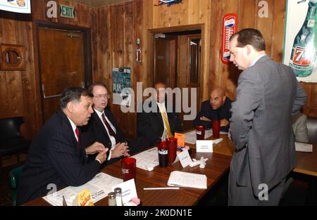 Minister Mel Martinez in Memphis, Tennessee. Sekretär Mel Martinez in Memphis, Tennessee Thema, Besuch von Sekretär Mel Martinez in Memphis, Tennessee zu Veranstaltungen zu Ehren von Martin Luther King, Jr. Geburtstag, einschließlich der Ankündigung einer neuen HUD-Initiative, die die wirtschaftliche Entwicklung und den Beschäftigungszuwachs in der Stadt durch öffentlich-private Partnerschaften ankurbeln soll. Stockfoto