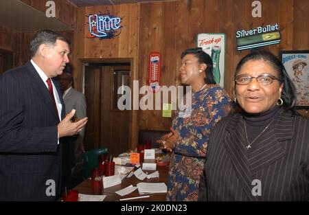 Minister Mel Martinez in Memphis, Tennessee. Sekretär Mel Martinez in Memphis, Tennessee Thema, Besuch von Sekretär Mel Martinez in Memphis, Tennessee zu Veranstaltungen zu Ehren von Martin Luther King, Jr. Geburtstag, einschließlich der Ankündigung einer neuen HUD-Initiative, die die wirtschaftliche Entwicklung und den Beschäftigungszuwachs in der Stadt durch öffentlich-private Partnerschaften ankurbeln soll. Stockfoto