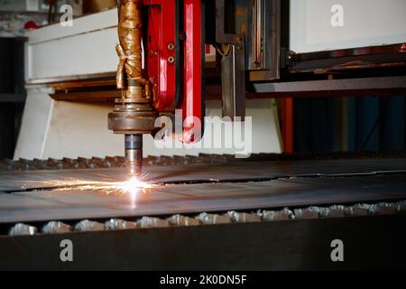 Plasmaschneiden von Blech mit Werkzeugmaschine in der Werkstatt Stockfoto