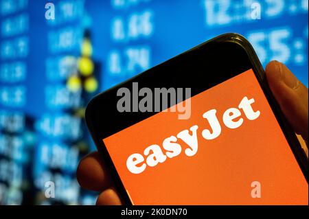 In dieser Abbildung wird das Logo der britischen multinationalen Billigfluggesellschaft easyJet auf einem Smartphone-Bildschirm angezeigt. Stockfoto