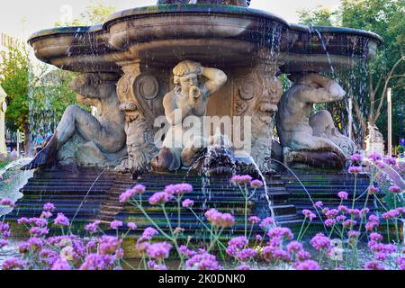 Der neobarocke Corneliusbrunnen am Corneliusplatz in Düsseldorf, errichtet 1882 vom Bildhauer Leo Müsch. Stockfoto