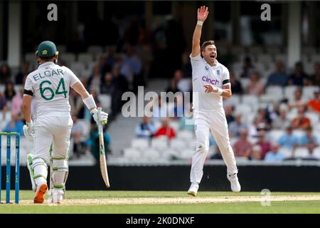 Englands James Anderson appelliert erfolglos gegen Südafrikas Dean Elgar während des LV= Insurance Test Matches England gegen Südafrika beim Kia Oval, London, Großbritannien, 11.. September 2022 (Foto von Ben Whitley/News Images) Stockfoto