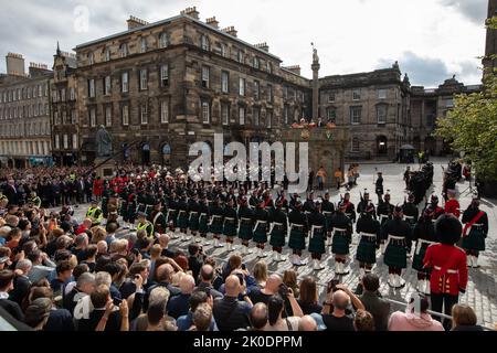 Edinburgh, Schottland, 11. September 2022. Die öffentliche Proklamation des Beitritts von König Karl III. Am Mercat Cross in der Royal Mile High Street in Edinburgh, Schottland, 11. September 2022. Bildnachweis: Jeremy Sutton-Hibbert/ Alamy Live Nachrichten. Stockfoto