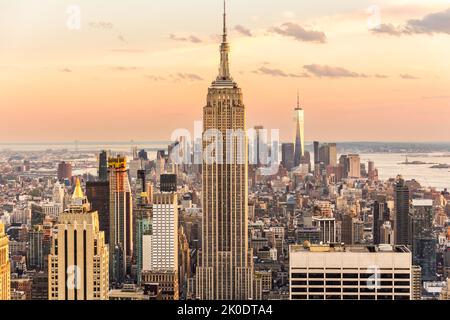 Panoramablick auf die Skyline von New York und Wolkenkratzer bei Sonnenuntergang Stockfoto