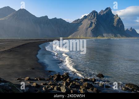 Stokksnes Beach und Vestrahorn, Stokksnes Peninsula, Island Stockfoto