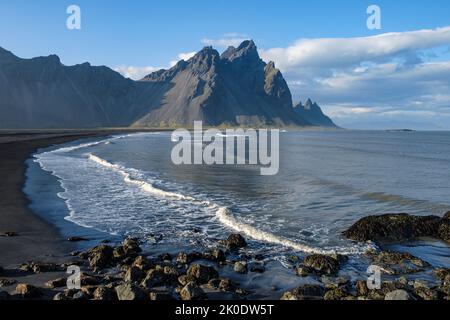 Stokksnes Beach und Vestrahorn, Stokksnes Peninsula, Island Stockfoto