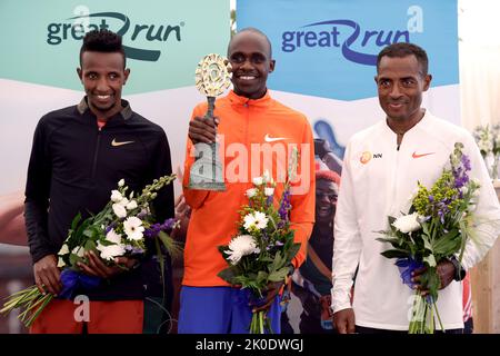 Der Elite Men-Rennsieger Jacob Kiplimo mit dem zweitplatzierten Selemon Barega und dem drittplatzierten Kenenisa Bekele beim Great North Run durch Newcastle upon Tyne, Gateshead und South Shields. Bilddatum: Sonntag, 11. September 2022. Stockfoto