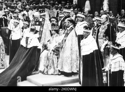 Datei Foto vom 02/06/53 von Königin Elizabeth II. Erhält die Hommage des Herzogs von Edinburgh (ihres Mannes) bei ihrer Krönung in der Londoner Westminster Abbey, wo sie am Begräbnisort der Königin geheiratet und gekrönt wurde. Der Monarch hatte enge Verbindungen zur Kirche - ein Brennpunkt in Zeiten nationaler Feiern und Traurigkeit. Die Königin wurde in der Westminster Abbey verheiratet und gekrönt. Nun erklingen bei ihrer Beerdigung die Glocken des 'Hauses der Könige' - halb gedämpft in Trauer -. Es wird das erste Mal seit mehr als 260 Jahren sein, dass in der Abtei eine Beerdigung eines Herrschers stattgefunden hat. Der letzte war Ge Stockfoto