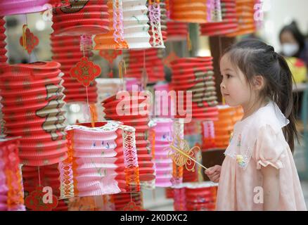 Richmond, Kanada. 10. September 2022. Ein Mädchen blickt auf Laternen während der Feierlichkeiten zum Mid-Autumn Festival in Richmond, British Columbia, Kanada, am 10. September 2022. Quelle: Liang Sen/Xinhua/Alamy Live News Stockfoto