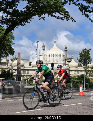 Brighton UK 11. September 2022 - Fahrer, die am London to Brighton Cycle teilnehmen, fahren in der Nähe der Ziellinie am Royal Pavilion in Brighton vorbei. Die Fahrt wird vielen Wohltätigkeitsorganisationen wie dem Great Ormond Street Hospital childrenÕs Charity : Credit Simon Dack / Alamy Live News Stockfoto