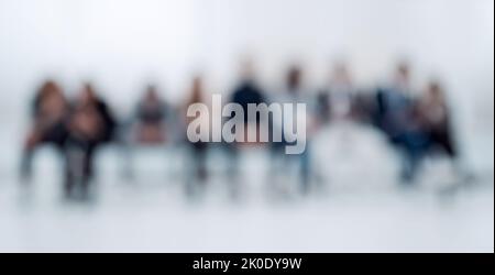 Verschwommenes Bild von jungen Geschäftsleuten, die in der Schlange stehen. Stockfoto