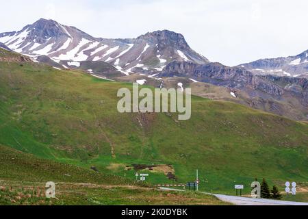 Col de Lauteret: Die D902 bis zum Col de Galibier noch Mitte Mai geschlossen: Hautes-Alpes, Frankreich Stockfoto