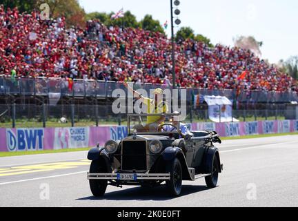 Ferrari's Charles Leclerc während der Fahrerparade vor dem Großen Preis von Italien auf der Rennstrecke von Monza in Italien. Bilddatum: Sonntag, 11. September 2022. Stockfoto