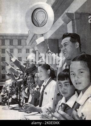 Der nordkoreanische Führer Kim Il Sung mit Kindern. Propaganda, die die Idee von Chollima hochpreist, die von Kim Il-sung verwendet wird, um die Arbeiter in Nordkorea zu motivieren, das Land aus den Trümmern des Koreakrieges zu holen, um in kurzer Zeit ein besseres Leben und ein wohlhabenderes Land zu erhalten. Kim Il-sung führte den Begriff Chollima erstmals im Dezember 1956 ein, kurz vor Beginn des Fünfjahresplans 1957-61. Stockfoto