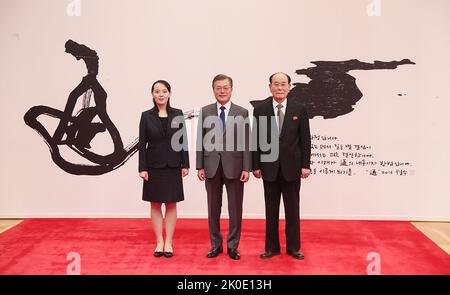 2018 Interkoreanischer Gipfel. Von links nach rechts: Kim Yo-jong, Schwester von Kim Jong-un (Führer von Nordkorea), Moon Jae-in (Präsident von Südkorea) und Kim Yong-nam, Präsident der Obersten Volksversammlung Nordkoreas im Blauen Haus (April 27 2018). Quelle: World History Archive, mit freundlicher Genehmigung von Kim Jinseok (Offizieller Fotograf der Republik Korea), Blue House (Republik Korea). Stockfoto