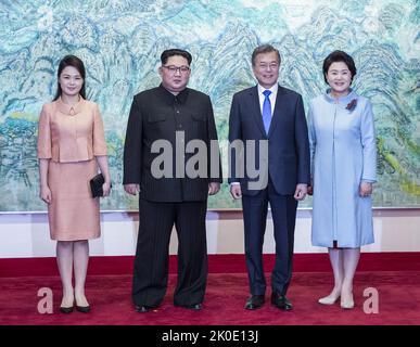 2018 Interkoreanischer Gipfel. Von links nach rechts: RI Sol-ju mit ihrem Mann Kim Jong-un (Anführer von Nordkorea), Moon Jae-in (Präsident von Südkorea) und seiner Frau Kim Jong-sook (April 27 2018). Quelle: World History Archive mit freundlicher Genehmigung des Blauen Hauses (Republik Korea). Stockfoto