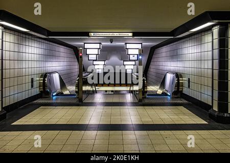 Inneneinrichtung der U-Bahn-Station Paracelsus-Bad, Rolltreppen und Art déco-Lampen, Lindauer Allee, Reinickendorf, Berlin, Deutschland Stockfoto