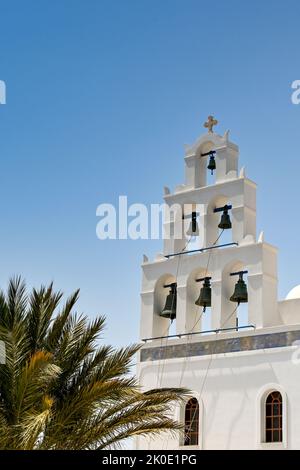 Oia, Santorini, Griechenland - 2022. Juni: Traditionelle griechisch-orthodoxe Kirche mit Glockenturm in Oia Stockfoto