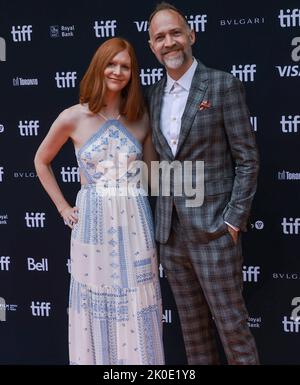 Toronto, Kanada. 10. September 2022. (L-R) Katie Chastain und Nathan Johnson besuchen die Premiere von „Glass Onion: A Knives Out Mystery“ während des Toronto International Film Festival 2022 im Princess of Wales Theatre am 10. September 2022 in Toronto Credit: Sharon Dobson/Alamy Live News Stockfoto