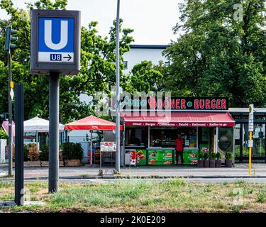 Blue U-Bahn Sign & Döner Kebab Fast-Food-Stand in der Lindauer Allee, Reinickendorf, Berlin, Deutschland Stockfoto