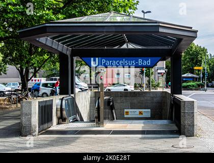 Eingang U-Bahnhof Berlin Paracelsus-Bad, Lindauer Allee,Reinickendorf,Berlin,Deutschland Stockfoto