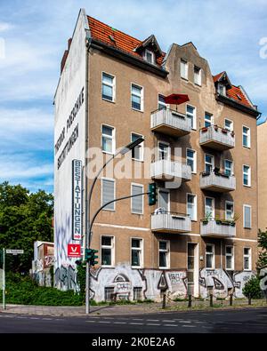 Theodor Poeschke Bestattungen Werbung auf der Firewall des Wohnhauses, Alt-Reinickendorf Straße, Berlin, Deutschland Stockfoto