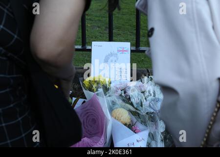 Sydney, Australien. 11.. September 2022. Mitglieder der Öffentlichkeit wurden gebeten, Blumen vor dem Government House, dem offiziellen Wohnsitz des Vertreters des Monarchen für NSW, zu lassen. Ein langsames Rinnsal von Menschen ging durch, um Blumen zu platzieren und ihre Achtung zu bezahlen. Kredit: Richard Milnes/Alamy Live Nachrichten Stockfoto