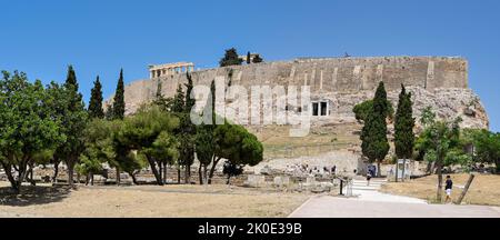 Athen, Griechenland - Mai 2022: Panoramablick auf den öffentlichen Park und das Gelände des Parthenon Stockfoto