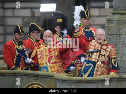 Der Fürst Lyon leitet bei einer Zeremonie zur Ausrufung des Beitritts im Mercat Cross, Edinburgh, drei Aufschrei für den König und verkündet öffentlich König Karl III. Als neuen Monarchen. Bilddatum: Sonntag, 11. September 2022. Stockfoto