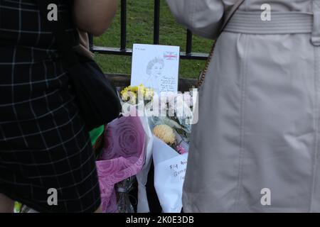 Sydney, Australien. 11.. September 2022. Mitglieder der Öffentlichkeit wurden gebeten, Blumen vor dem Government House, dem offiziellen Wohnsitz des Vertreters des Monarchen für NSW, zu lassen. Ein langsames Rinnsal von Menschen ging durch, um Blumen zu platzieren und ihre Achtung zu bezahlen. Kredit: Richard Milnes/Alamy Live Nachrichten Stockfoto