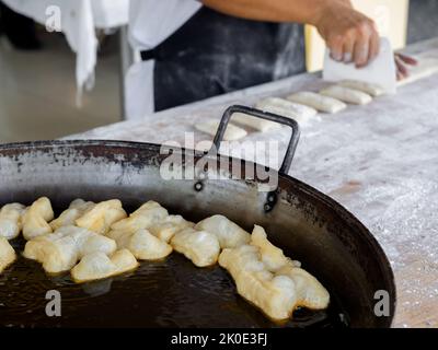 Frittierte Teigstöcke oder Patongko in Thai, asiatisches berühmtes Street Food in Thailand, chinesische Donuts. Ein traditioneller, gelber, knuspriger Snack aus flou Stockfoto