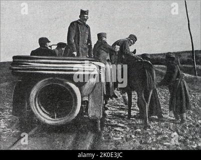 König Peter I. von Bulgarien verlässt sein Auto für ein Maultier an der Kriegsfront, dem Ersten Weltkrieg. 1915. Petrus I. (1844 - 1921) regierte als letzter König Serbiens (1903-1918) und als erster König der Serben, Kroaten und Slowenen (1918-1921). Stockfoto