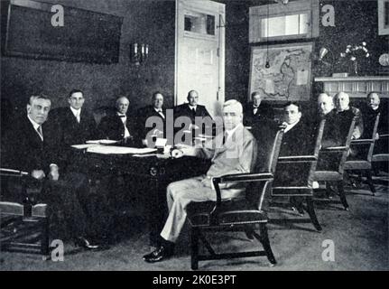 Präsident Woodrow Wilson und sein Kriegskabinett, 1918. Von links nach rechts oben: Woodrow Wilson (Präsident), William McAdoo (Finanzminister), Thomas Watt Gregory (Generalanwalt), Josephus Daniels (Sekretär der Marine), David Franklin Houston (Landwirtschaftsminister), William Bauchop Wilson (Arbeitsminister). Front Row: Von links nach rechts: Robert Lansing (Staatssekretär), Newton D. Baker (Kriegsminister), Albert Sidney Burleson (Generalpostmeister), Franklin Knight Lane (Innenminister), William C. Redfield (Handelsminister). Stockfoto