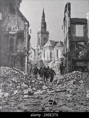 Kanadische Soldaten betreten die Stadt Cambrai nach der Schlacht von Cambrai, 1918. Auch bekannt als die zweite Schlacht von Cambrai, war es eine Schlacht zwischen den Truppen der britischen Ersten, Dritten und Vierten Armeen und dem Deutschen Reich während der Hunderttägigen Offensive des Ersten Weltkriegs. Die Schlacht fand zwischen dem 8. Und 10. Oktober 1918 in und um die französische Stadt Cambrai statt. Stockfoto