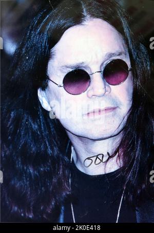 John Michael 'Ozzy' Osbourne (geboren 1948) ist ein englischer Sänger, Songwriter und Fernseherpersönlichkeit. Während der Jahre 1970s wurde er als Leadsänger der Heavy Metal Band Black Sabbath bekannt, in der er den Spitznamen 'Prince of Darkness' übernahm. Stockfoto