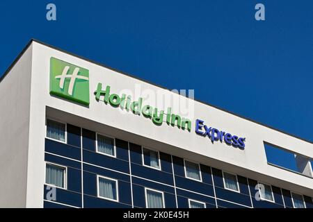 Antwerpen, Belgien - August 2022: Melden Sie sich oben auf einem Holiday Inn Express Hotel im Stadtzentrum an. Keine Personen. Stockfoto