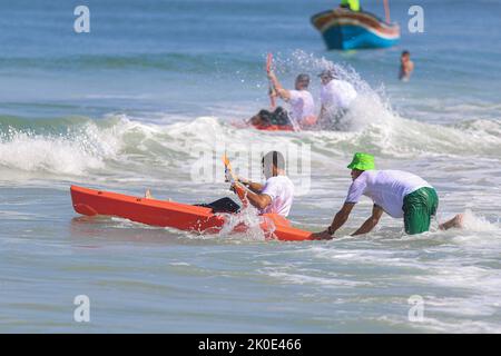 Gaza-Stadt. 11. September 2022. Teilnehmer mit Behinderungen treten während der Beach Rowing Championship im Gazastreifen an, die von der Palestine Sailing and Rowing Federation am Strand von Gaza City am 11. September 2022 organisiert wird. Kredit: Rizek Abdeljawad/Xinhua/Alamy Live Nachrichten Stockfoto