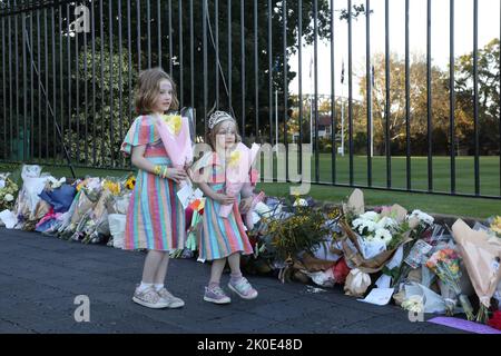 Sydney, Australien. 11.. September 2022. Mitglieder der Öffentlichkeit wurden gebeten, Blumen vor dem Government House, dem offiziellen Wohnsitz des Vertreters des Monarchen für NSW, zu lassen. Ein langsames Rinnsal von Menschen ging durch, um Blumen zu platzieren und ihre Achtung zu bezahlen. Kredit: Richard Milnes/Alamy Live Nachrichten Stockfoto