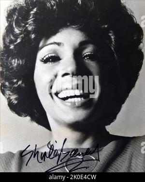 Dame Shirley Veronica Bassey, (geboren 1937) walisische Sängerin. Bekannt für ihre ausdrucksstarke Stimme und für die Aufnahme der Soundtrack-Themenlieder der James-Bond-Filme Goldfinger (1964), Diamonds are Forever (1971) und Moonraker (1979) signierten Foto 1980. Stockfoto