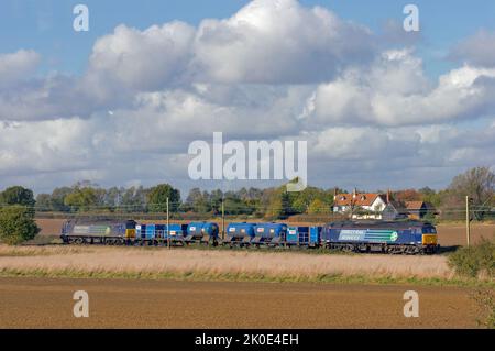 Ein Paar Direct Rail Services Class 57S mit den Nummern 57007 und 57012 fährt einen Zug mit Kopfbeattung in der Nähe von Great Bentley an. 27.. Oktober 2008. Stockfoto